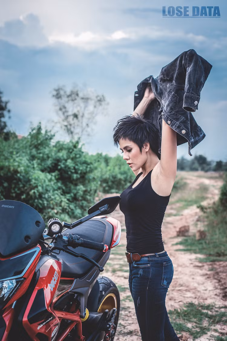 Chiếc xe được trang bị sẵn kính chắn gió mini, bên dưới là đồng hồ điện tử chỉ báo đầy đủ các thông tin về xe như những dòng Ducati khác.