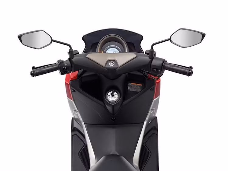 Cụm điều khiển trên N-Max có thiết kế đơn giản, với tay lái được đặt khá cao tạo cảm giác thoải mái cho những hành trình dài.