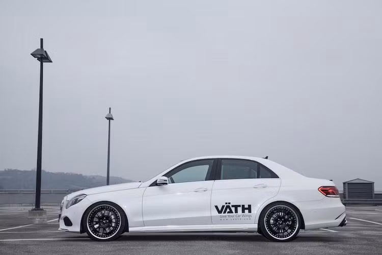 Tương tự, hai bên thân xe cũng có những nẹp dưới gầm. Logo Vath dán trên thân xe chỉ xuất hiện trên phiên bản demo của hãng, không có trên xe của khách hàng.