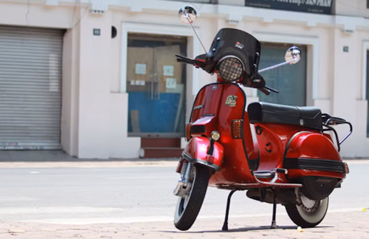Chủ nhân của chiếc Piaggio Vespa PX200 đời 1984 hiếm hoi ở Việt Nam này là một người làm việc trong ngành ngân hàng tại Hà Nội.