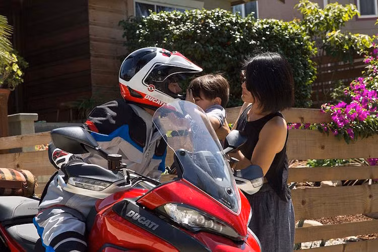 Tạm biệt vợ con tại Los Angeles, anh đã "đơn độc" cùng chiếc Ducati Multistrada 1200 S hoàn toàn nguyên bản vượt qua ngàn dặm (khoảng 1600 km) để tới Colorado Springs - nơi tổ chức giải đua leo đèo Pikes Peak International Hill Climb lần thứ 93.