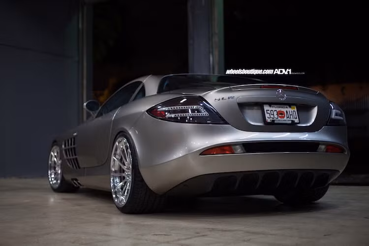 Để có thể đưa SLR lên dây chuyền sản xuất hàng loạt, Mercedes đã quyết định hợp tác với McLaren. Đó là lý do vì sao chiếc xe cuối cùng có tên gọi SLR McLaren.
