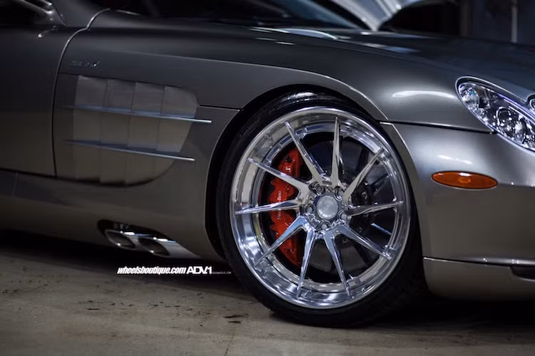 Trong tất cả các màu sơn, màu xám bạc tỏ ra hợp nhất với SLR McLaren do nó gợi về lịch sử của những chiếc xe đua được mệnh danh là "mũi tên bạc" của Mercedes từ "kỷ nguyên vàng" của công cuộc chinh phục tốc độ trong những năm 1934-1939 và 1954-1955.