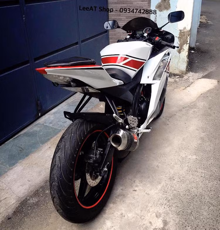 Kiểu dáng "zin" của R15 vốn đã rất thể thao với thiết kế sắc sảo và đèn pha kép tương tự R1 đời cũ, tuy nhiên chủ của chiếc R15 trong bài viết này đã quyết định "nâng lên một tầm cao mới" khi tiến hành chế dàn áo của xe như đàn anh Yamaha R6.