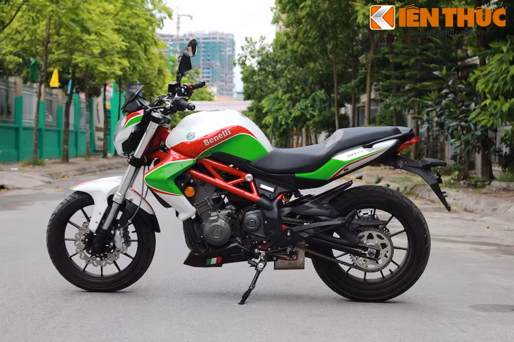 Trong màu sơn trắng, bộ tem mới của BN302 càng trở nên nổi bật. 