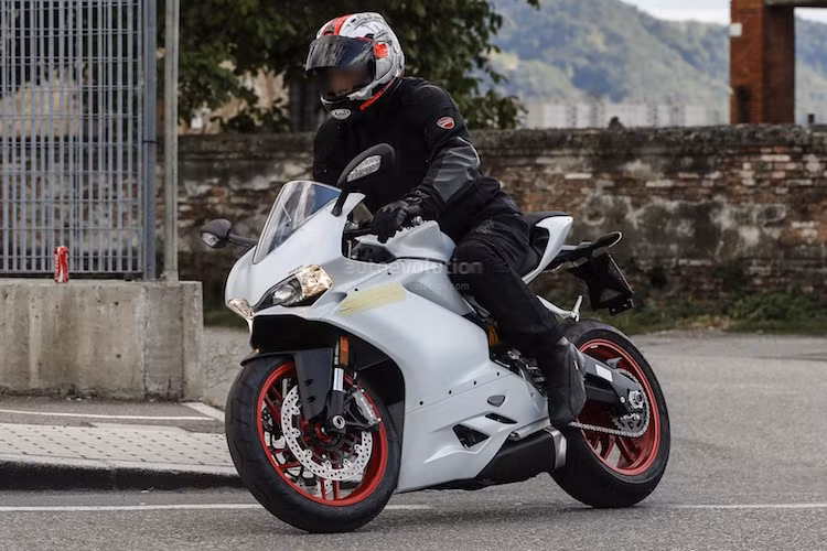 Ngay từ cái nhìn đầu tiên, có thể thấy ngay rằng tương tự 1199 khi so với 1299 Panigale, thiết kế của 959 Panigale chỉ có sự thay đổi nhẹ so với 899 Panigale.