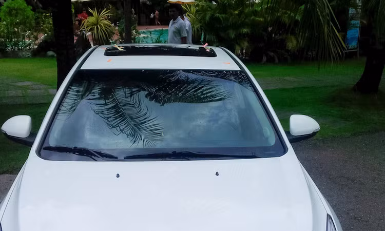 Bên trong nội thất, các chi tiết được giữ nguyên hình dáng, nhưng bảng táp-lô được phối lại màu sắc và chất liệu để đem tới cảm giác sang trọng và tinh tế hơn.