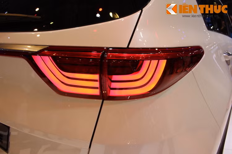 Sử dụng công nghệ LED với những dải ánh sáng màu hình chữ U, cụm đèn hậu đã tạo nên dấu ấn hiện đại cho phần đuôi của Sportage mới.