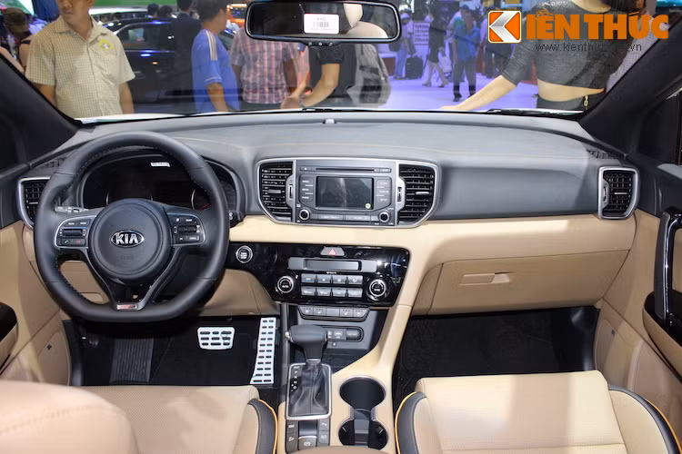 Nội thất của Sportage thế hệ mới đem lại cảm giác dễ chịu và bắt mắt hơn với các chất liệu cao cấp, cùng lối thiết kế đã từng được Kia ứng dụng trên chiếc sedan Optima hạng trung của hãng.
