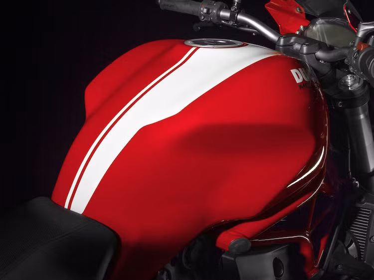 Bên cạnh sự khác biệt về màu sơn và hoạ tiết trang trí, 2 chiếc Monster còn có thêm một số trang bị "xịn" hơn các phiên bản bình thường.