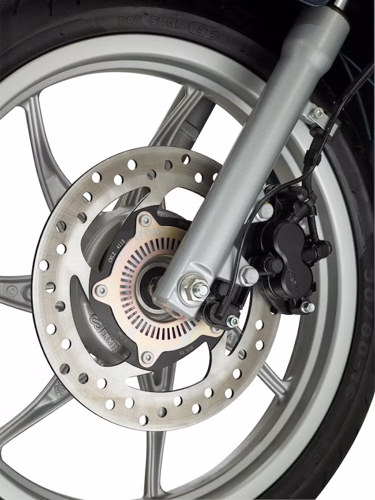 Bánh trước của xe có mâm đã được nâng kích thước từ 15 lên 16 inch, trong khi bánh sau đường kính 14 inch. Đặc biệt, Liberty mới lần đầu tiên được trang bị hệ thống phanh ABS của hãng Bosch - Đức. Như vậy, sau N-MX của Yamaha, Liberty là mẫu xe tay ga cao cấp thứ 2 có giá dưới 100 triệu tại Việt Nam được trang bị công nghệ này.