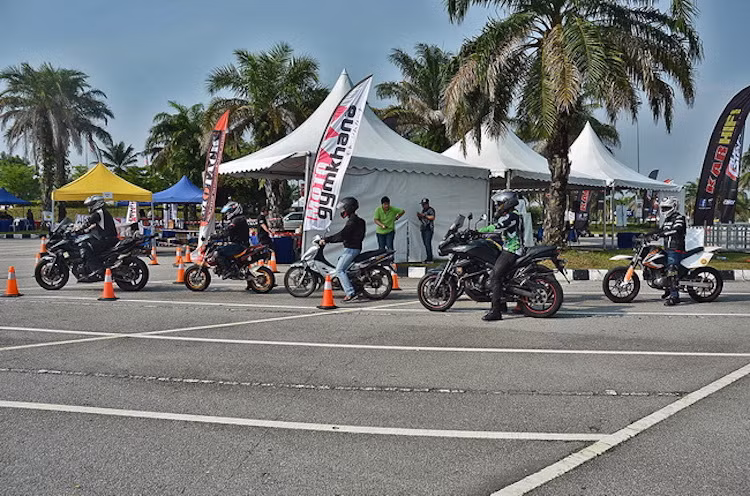 Đến với MOTACK, nhiệm vụ của các biker là áp dụng các kỹ thuật lái xe mình có được để điều khiển môtô qua sa hình (gymkhana) với thời gian ngắn nhất.