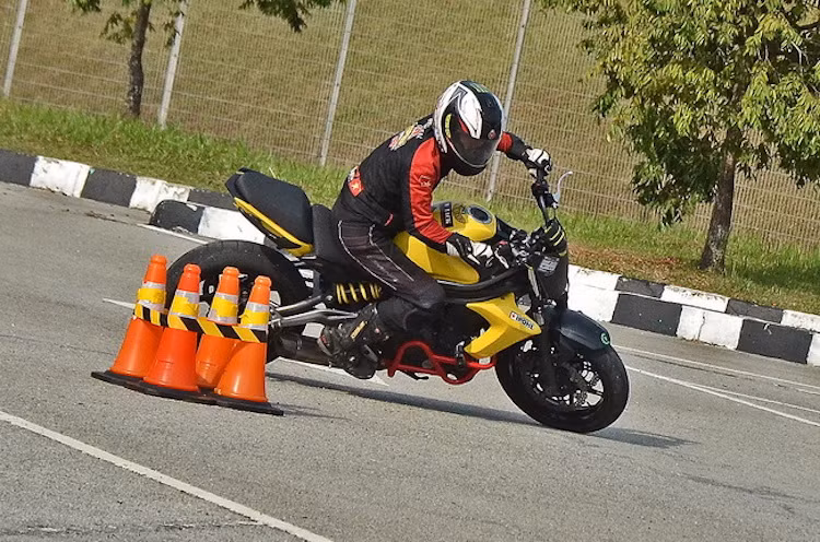 BTC MOTACK đã chuẩn bị 3 chiếc xe cho đoàn Việt Nam: Kawasaki ER6N (650cc) + Supermoto MLE 200cc + Kawasaki KSR110 (110cc). Trong đó, tay lái Trần Đông tham gia ở phân hạng dưới 650 cc.