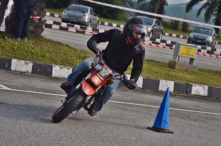Cuối cùng, tay lái Nguyễn Duy Thanh tham gia tại phân hạng dưới 150 cc với chiếc Kawasaki KSR110.