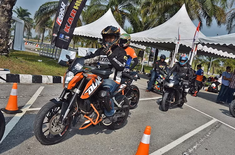 Vốn là giải đấu dành cho người Malaysia, nhưng tới nay MOTACK đã dần trở thành một cuộc thi mang tầm cỡ khu vực Đông Nam Á, với sự tham gia của các đoàn Singapore, Việt Nam, Thailand và Phillipines. Các nội dung thi sẽ được chia theo phân khối của xe gồm dưới 150, 250, 700 cc; trên 700 và 1000 cc cùng thể thức Ducati Challenge.
