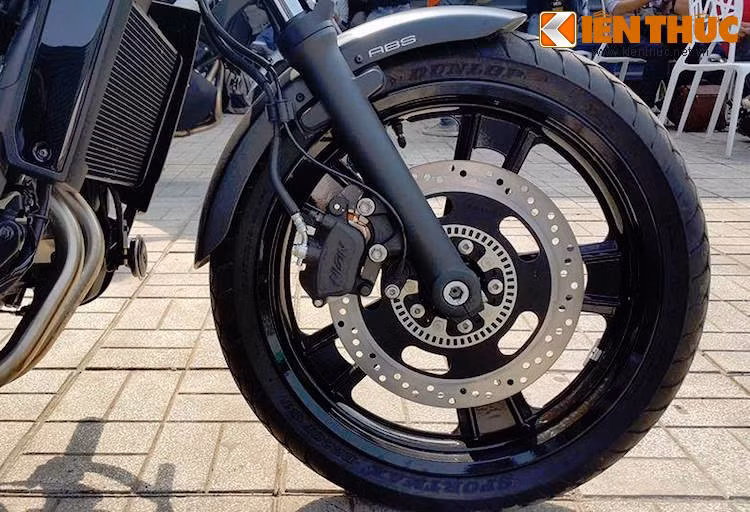 Xe sử dụng hệ thống phanh đĩa đơn cho cả 2 bánh với đĩa trước 300 mm và đĩa sau 250 mm. Cả 2 bánh đều có vành đúc thể thao với vành trước kích thước 18 inch.