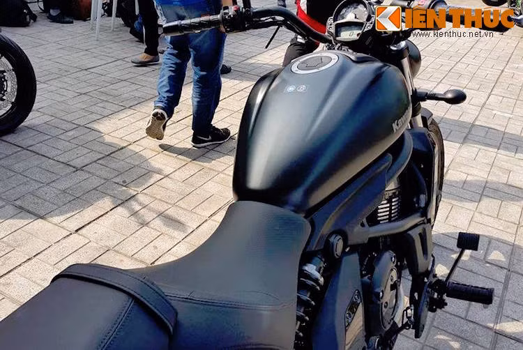 Có bình xăng hình giọt nước vuốt thuôn về phía sau đặc trưng của cruiser, nhưng Kawasaki đã dập thêm 2 đường nổi trên bình xăng, khiến chiếc xe trông "gân guốc" và gần với những mẫu naked bike "cơ bắp" của hãng hơn.