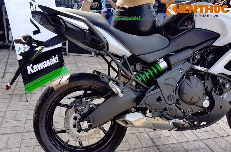 Kawasaki đã điều chỉnh thiết kế của thân vỏ phía trên và bên hông của Versys 650, đồng thời nâng thể tích bình nhiên liệu lên thành 20,8 lít. Với hệ thống giảm xóc có hành trình lớn, chiếc xe có thể dễ dàng vượt qua những địa hình khó khăn.