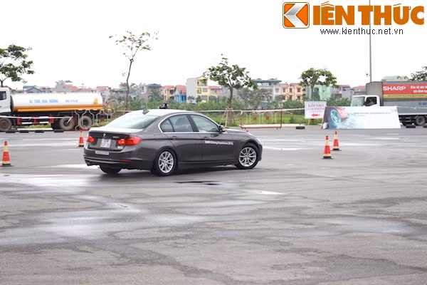 Ở bài tập thứ 2, người lái sẽ được thử thách kỹ năng lái Reverse Flick – Lùi xoay ngược đầu xe 180 độ.