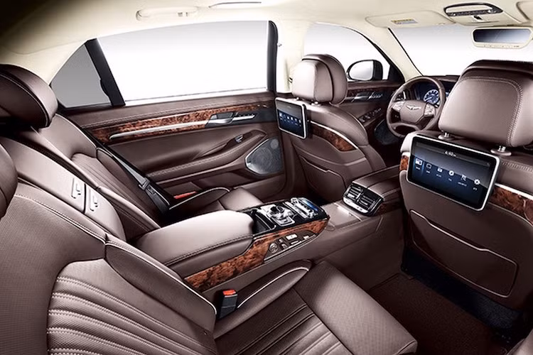 Bên trong nội thất của xe được trang bị sẵn những tiện nghi cần có trên một mẫu sedan cao cấp, có thể kể tới gồm ghế bọc da thượng hạng, ốp vân gỗ thật, các máy tính bảng 9,2 inch phục vụ giải trí cho băng ghế sau, điều hòa tự động 3 vùng, sạc điện thoại không dây.