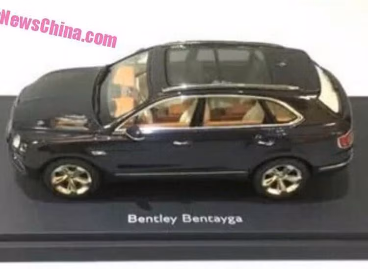 Ở phía trên mui của Bentayga là một cửa sổ trời panorama lớn, kéo dài tới hết hàng ghế thứ hai của xe.