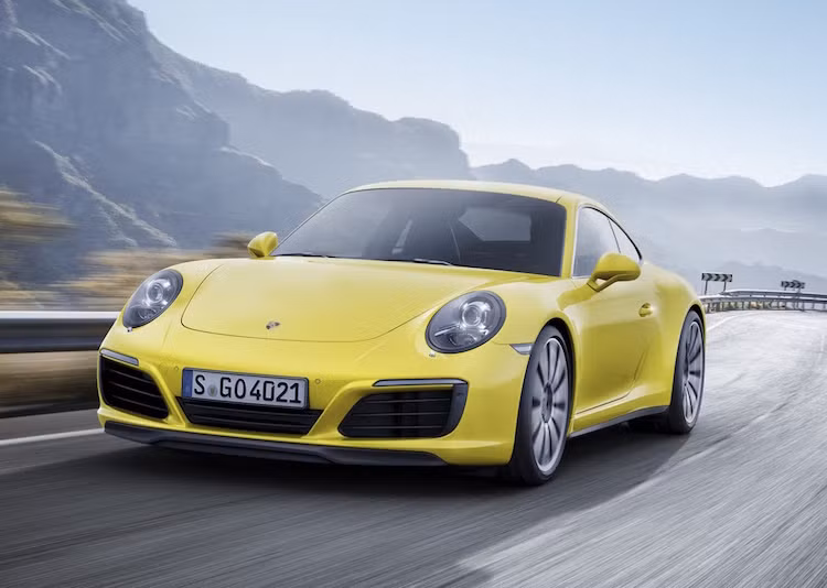 Đầu tiên, phiên bản coupe 911 Carrera 4 sẽ có giá khởi điểm từ 6,71 tỷ đồng. Trong khi đó, phiên bản hiệu năng cao hơn Carrera 4S có giá 7,58 tỷ đồng.