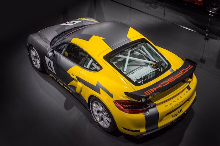 Ở phía sau, Cayman GT4 Clubsport có thêm cánh đuôi bằng sợi carbon gắn cố định, giúp tăng lực nén thân xe xuống đường trong khi vẫn giữ được trọng lượng nhẹ.