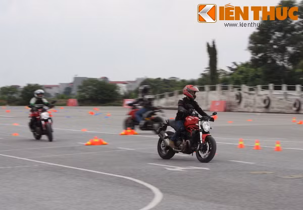 Trinh do lai xe cua bikers Viet ngang cac nuoc trong khu vuc-Hinh-2