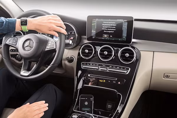 Dieu khien Mercedes-Benz bang dong ho thong minh Apple Watch