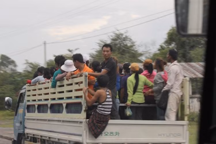 Đối với họ, việc phải đứng lâu không thành vấn đề, miễn là giá rẻ và tới chỗ làm kịp thời.