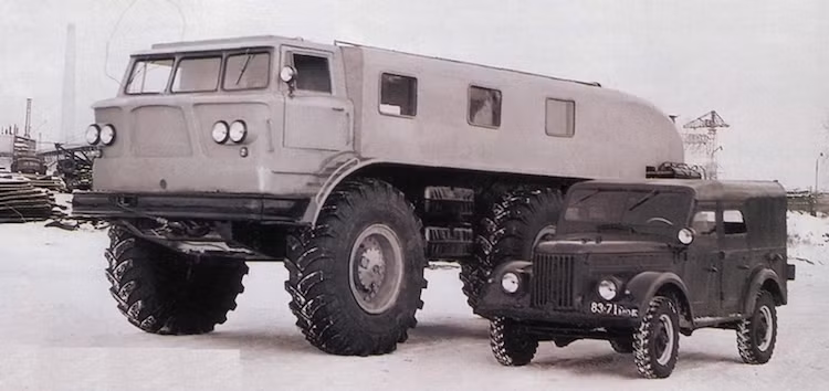 Được chế tạo vào năm 1963, Zil E167 được thiết kế hoàn toàn bởi phụ nữ, nó là phương tiện di chuyển xuyên lục địa với khả năng địa hình ấn tượng, bất chấp mọi thời tiết.