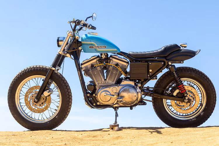 Theo Clint, anh đã thích dáng dirt tracker từ lâu, nhưng đa số những chiếc xe theo phong cách này mà anh thấy đều chỉ dành để đua, hay chỉ là những chiếc xe "chạy phố" với lốp gai.