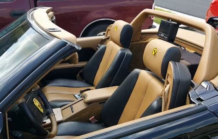 Trên những gối tựa đầu được dán logo Ferrari bằng... giấy và đã bắt đầu bị bong ra. Là một chiếc xe 2 chỗ ngồi, không hiểu chủ xe định lắp chiếc màn hình phía sau ghế ngồi cho ai xem?!