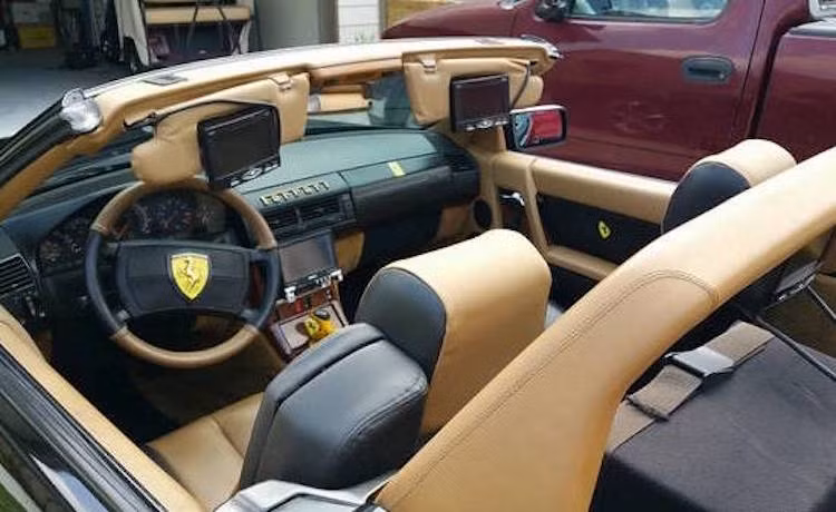 Chưa dừng lại ở đó, các logo Ferrari vẫn tiếp tục được chủ xe "ốp" đầy trong nội thất. Chiếc Mercedes được trang bị tới 3 màn hình "dầy cộp" ở phía trước, một lần nữa chẳng đem lại nhiều tác dụng.