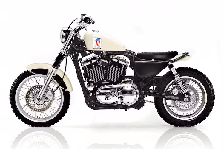 Để tạo dáng scrambler, Greg đã trang bị cho chiếc xe ghi đông cao, kèm theo tay nắm Blitwell Inc. Giảm xóc trước có hành trình lên tới 390 mm của Hagon Nitro Shocks, trong khi giảm xóc sau của Progressive Suspension.