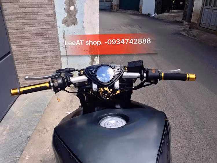 Thay vì tay lái clip-on của CBR600F, chủ xe đã lựa chọn tay lái mới cao hơn, đem tới cảm giác lái thoải mái hơn. Phía trên tay lái là đồng hồ điện tử KOSO của Mio được "chế" lại.