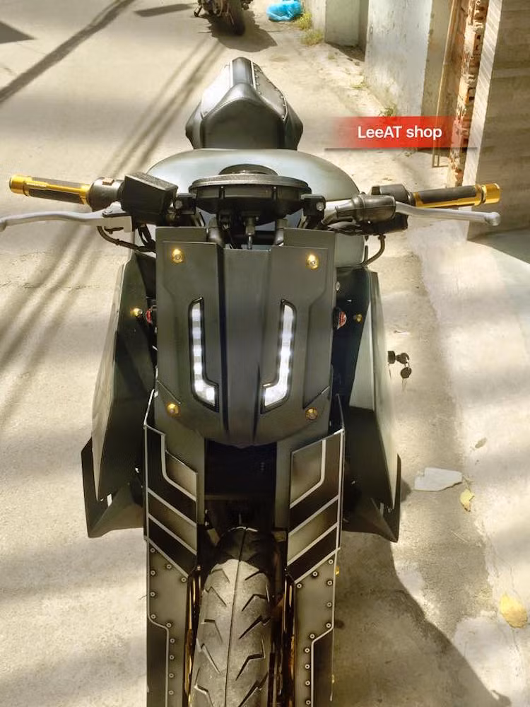 Toàn bộ dàn áo full fairing của CBR600F đã bị tháo bỏ hoàn toàn, thay vào đó là bộ vỏ mới được "đặc chế" dành riêng cho chiếc xe. Phần đầu cũng có thiết kế cực độc đáo với hai đèn pha LED hình chữ L đối xứng.