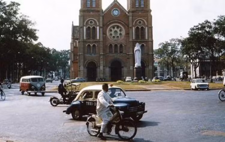 Những thương hiệu xe hơi độc đáo mà bay giờ nó là hàng "hiếm có khó tìm" chạy qua lại phía nhà thờ Đức Bà.