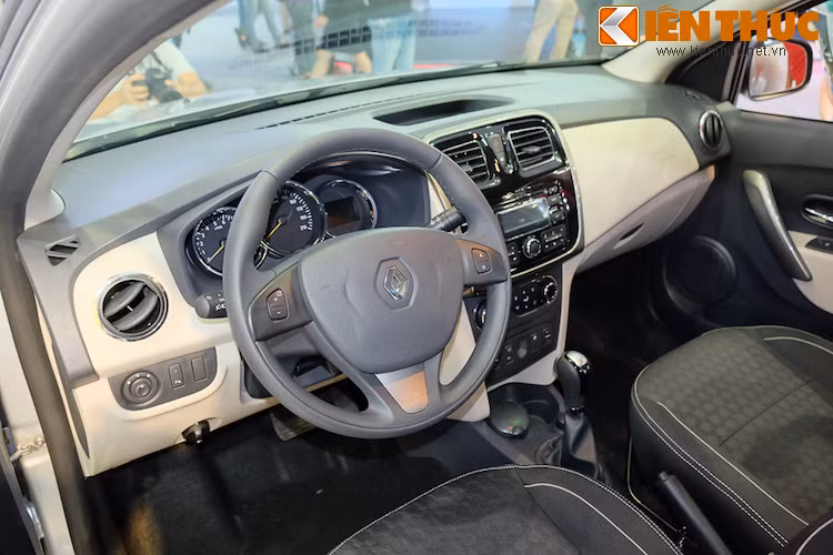 Bước vào nội thất, một lần nữa Logan gợi lại cảm giác quen thuộc giống chiếc Sandero Stepway với bảng táp-lô và ghế ngồi có thiết kế gần như y hệt, chỉ khác biệt về cách phối màu.