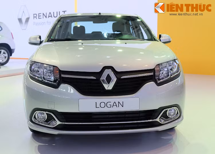 Phần đầu xe có cụm lưới tản nhiệt và đèn pha có cách bố trí khá giống chiếc Sandero Stepway, tuy nhiên cản trước của xe sở hữu thiết kế khác với dải viền mạ chrome chạy nối liền 2 đèn sương mù.