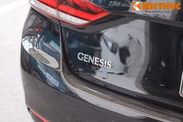 Bên dưới phiên bản 3.8l, Genesis còn có các phiên bản rẻ hơn, được trang bị động cơ 3.0 và 3.3l V6.