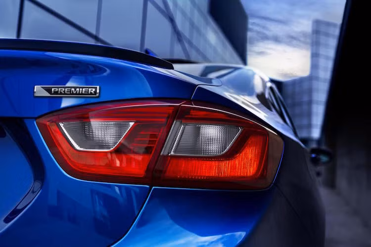 Theo Chevrolet, với động cơ mới Cruze có thể tăng tốc từ 0-100 km/h chỉ trong 8 giây và đạt mức tiêu thụ nhiên liệu trung bình chỉ 5,8 lít/100 km.