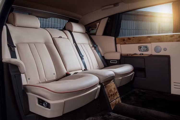Giống nhưu những chiếc Rolls-Royce khác, phiên bản Phantom Sunrise cũng có một lượng lớn các chi tiết ốp gỗ cao cấp trong nội thất, từ bảng táp-lô tới các nẹp trang trí bên các cửa xe.