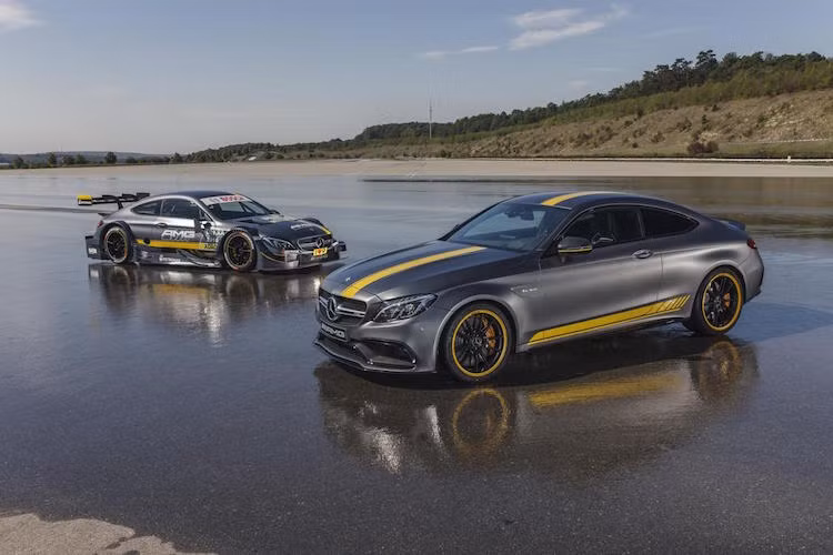 Cũng sử dụng động cơ V8 4.0l tăng áp kép, nhưng xe đua C63 DTM có công suất lên tới 485 mã lực và mô-men xoắn cực đại 500 Nm. Sức mạnh được truyền tới cầu sau thông qua hộp số tuần tự 6 cấp.