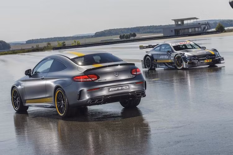Động cơ của C63 và C63S Edition 1 vẫn là loạt V8 tăng áp kép 4.0l với công suất 470 và 503 mã lực. Riêng C63S còn có thêm hệ thống phanh gốm carbon hiệu năng cao.