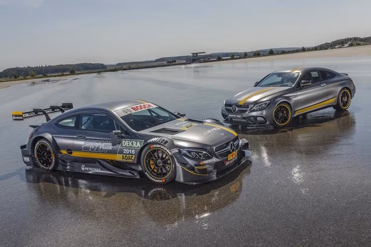 Trong khi đó, chiếc C63 DTM vốn khởi đầu từ một chiếc C63 AMG Coupe thông thường, nhưng đã được sửa đổi mạnh mẽ để có thể đạt đủ điều kiện tham gia giải đua xe du lịch DTM ở Đức.