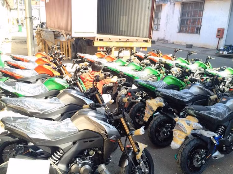 Chính vì vậy, lô Z125 đầu tiên về Việt Nam này đã được nhập khẩu không thông qua đại lý chính hãng, thay vào đó do một showroom tư nhân tại Hà Nội nhập về.