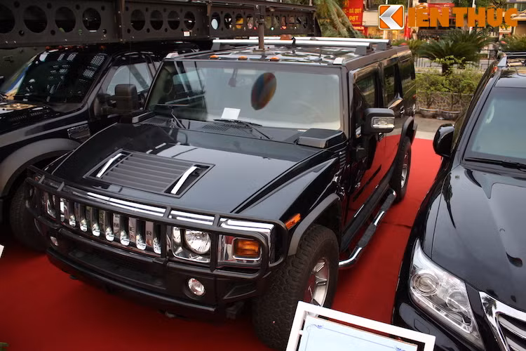 Bên cạnh là một chiếc Hummer H2 được nâng cấp tương tự, được sử dụng với mục đích chính là bảo vệ các nhân vật quan trọng trong xe.