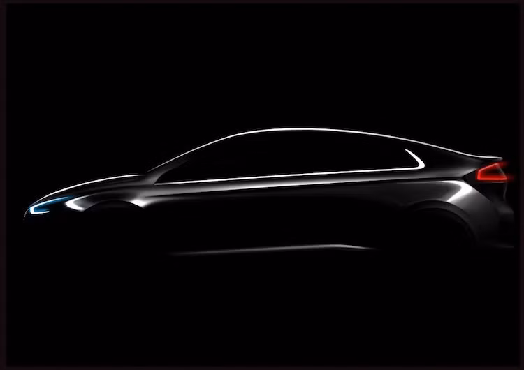 Gần đây, Hyundai cũng đã liên tục tung ra những hình ảnh hé lộ về thiết kế của mẫu xe xanh Hyundai Ioniq hoàn toàn mới, nhằm chuẩn bị cho ngày ra mắt đang tới gần.