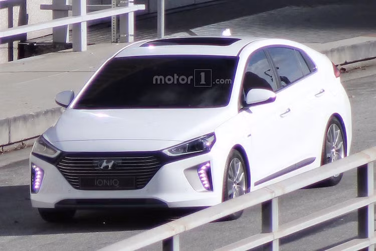 Là mẫu xe "xanh" đúng nghĩa đầu tiên được sản xuất hàng loạt của Hyundai, IONIQ sẽ có 3 phiên bản là hybrid, hybrid với khả năng sạc ngoài (Plug-in Hybrid) và bản chạy điện hoàn toàn EV. Tuy nhiên, chi tiết về hệ động lực của xe vẫn được Hyundai giấu kín.